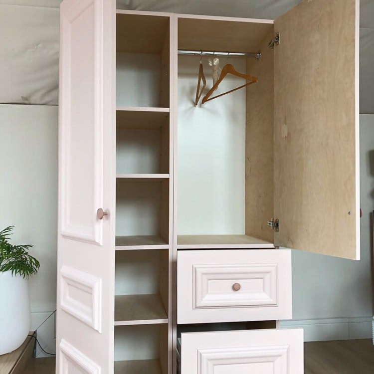 Wnętrze szafy z półkami i drążkiem na ubrania – widok z otwartymi drzwiami