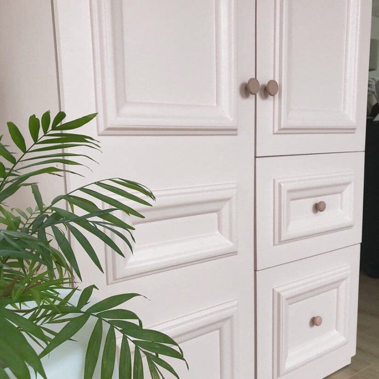 Ręcznie robiona szafa dwudrzwiowa z płyty stolarskiej w kolorze różowym