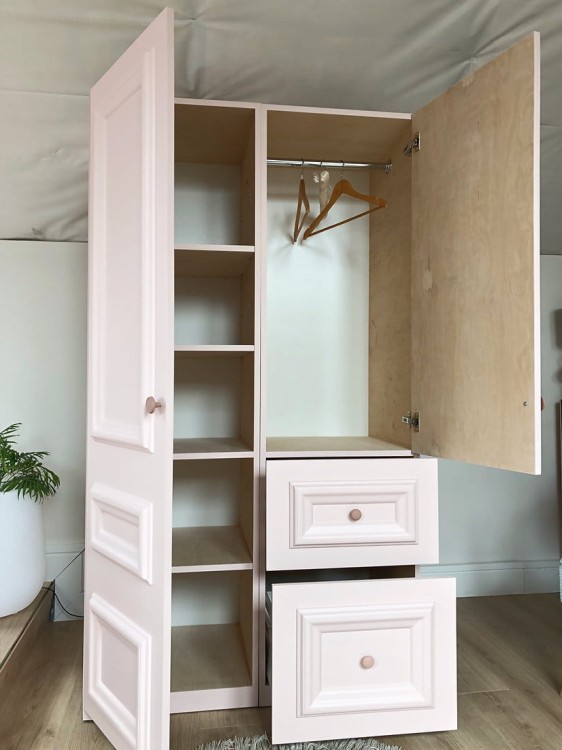 Wnętrze szafy z półkami i drążkiem na ubrania – widok z otwartymi drzwiami