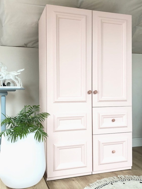 Ręcznie robiona szafa dwudrzwiowa z płyty stolarskiej w kolorze różowym