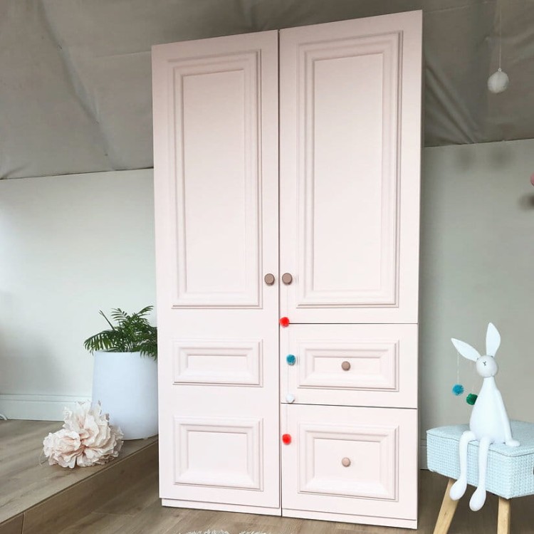 Ręcznie robiona szafa dwudrzwiowa z płyty stolarskiej w kolorze różowym