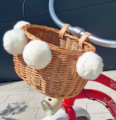 naturalny wiklinowy koszyk na rower dla dzieci Dumpy w paski z pomponami