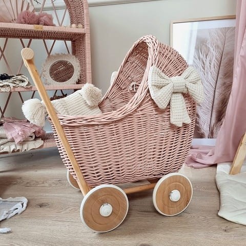 drewniany wózek dla lalek pchacz z bawełnianą pościelą handmade
