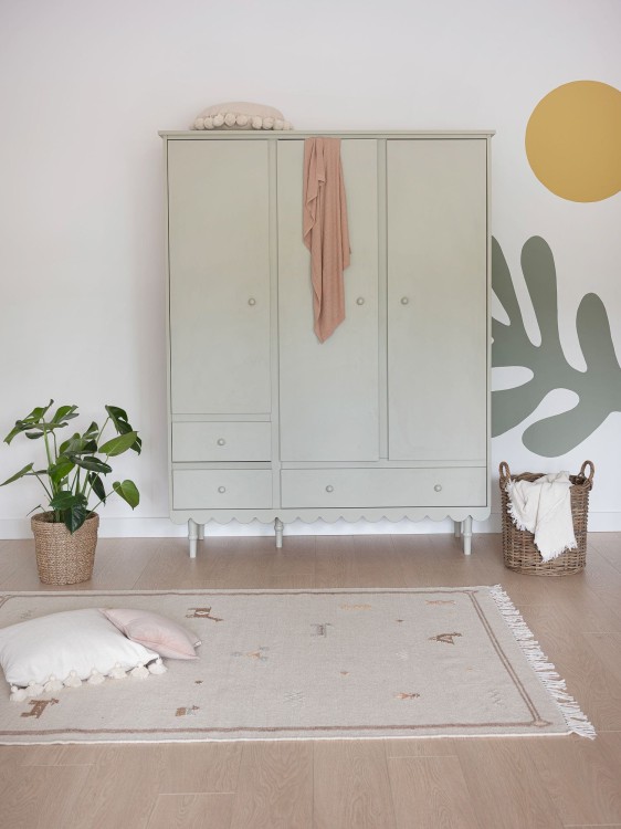 Drewniana szafa trzydrzwiowa dla dzieci Babushka Oliwka