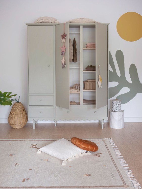 Drewniana szafa trzydrzwiowa dla dzieci Babushka Oliwka