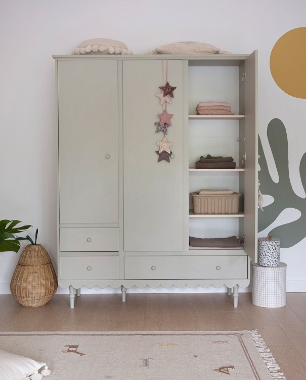 Drewniana szafa trzydrzwiowa dla dzieci Babushka Oliwka