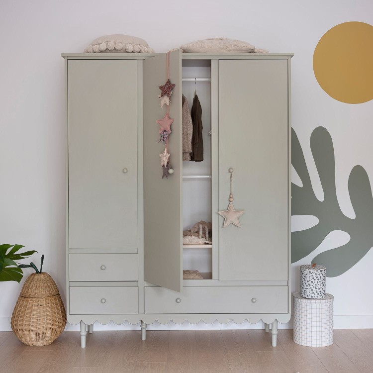 Drewniana szafa trzydrzwiowa dla dzieci Babushka Oliwka