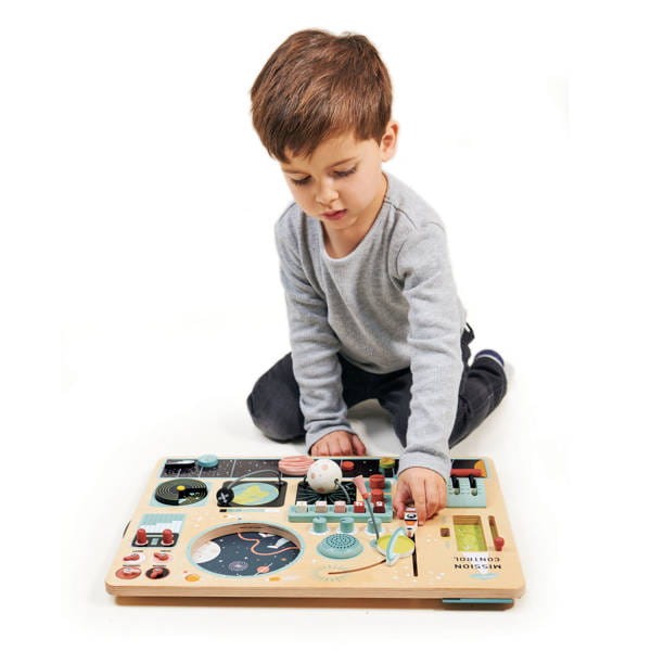 Drewniana tablica manipulacyjna – stacja kosmiczna Tender Leaf Toys z ruchomymi elementami i magnesami