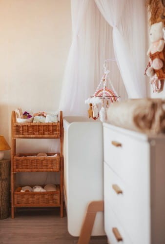 Naturalny wiklinowy organizer z trzema półkami wykonany ręcznie z polskiej wikliny