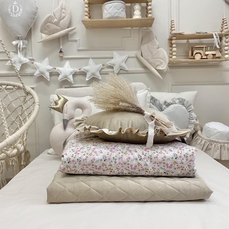 Beżowa pikowana narzuta velvet – elegancka narzuta dziecięca