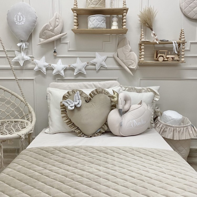 Beżowa pikowana narzuta velvet – elegancka narzuta dziecięca