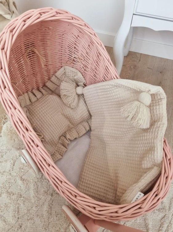 Wózek dla lalek pchacz brudny róż_róż_pompony_pościel 4 małyh.jpg