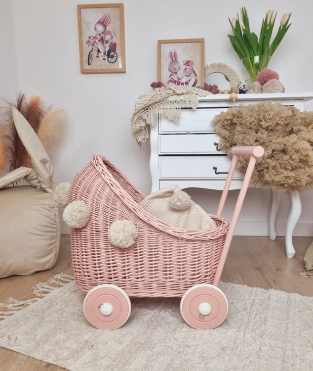 Wózek dla lalek pchacz brudny róż_róż_pompony_pościel 1 mały.jpg