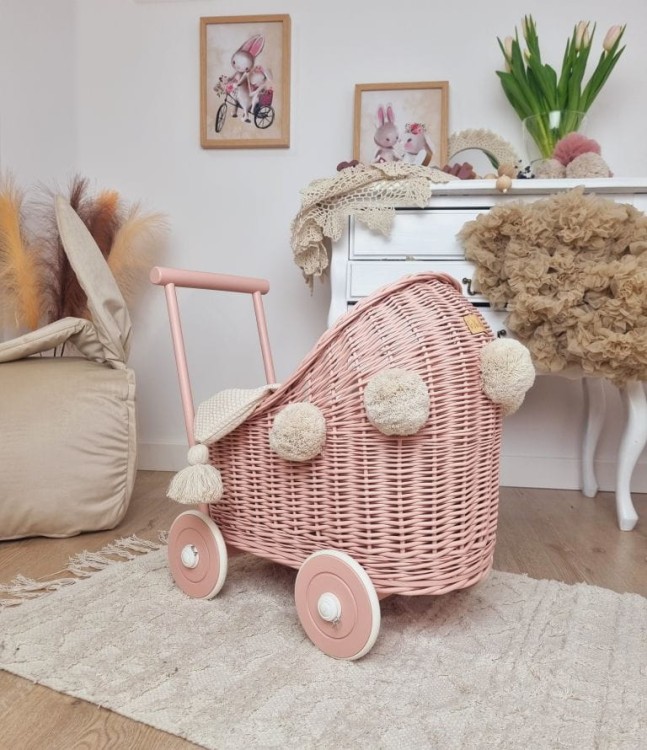 Wózek dla lalek pchacz brudny róż_róż_pompony_pościel 3 mały.jpg