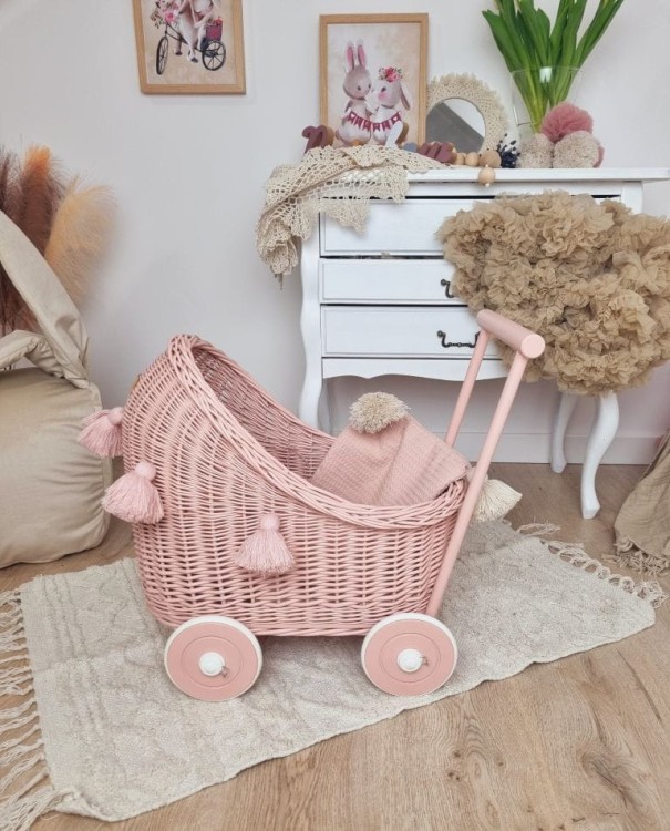 Wózek dla lalek pchacz brudny róż_róż_chwosty_pościel 1 mały.jpg