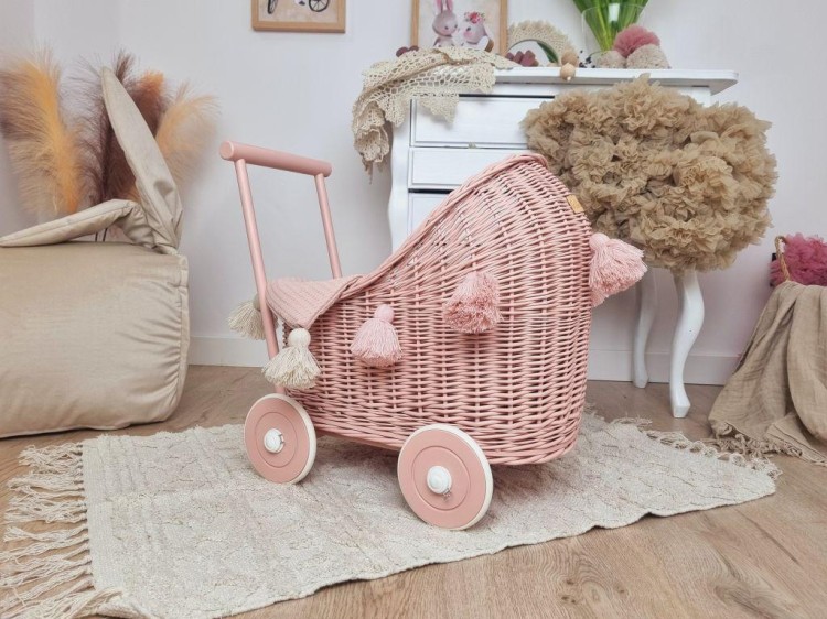 Wózek dla lalek pchacz brudny róż_róż_chwosty_pościel 4 profilowe mały.jpg
