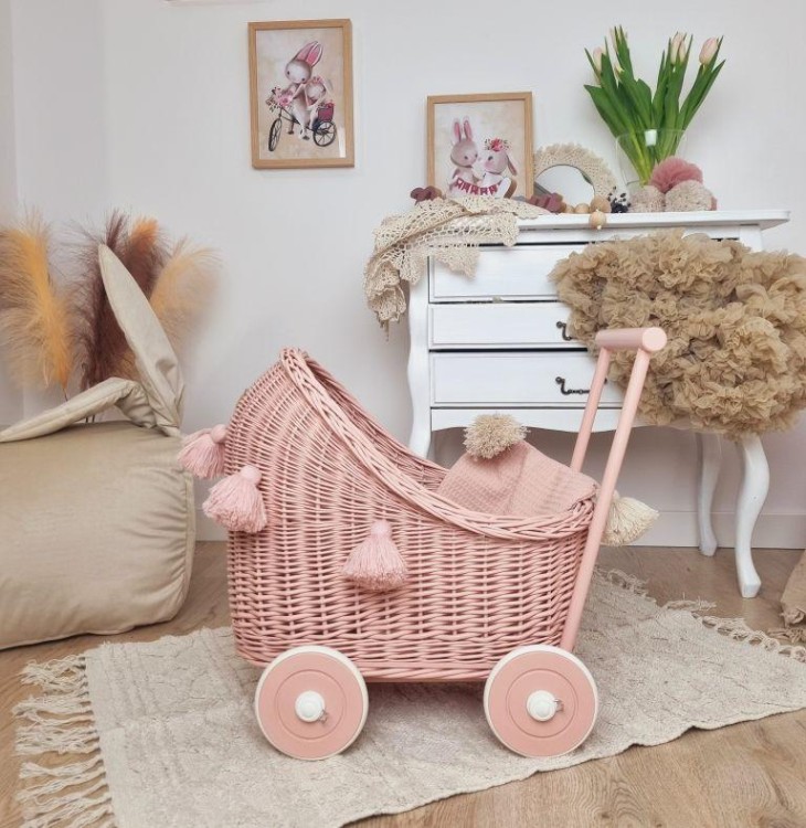 Wózek dla lalek pchacz brudny róż_róż_chwosty_pościel mały.jpg