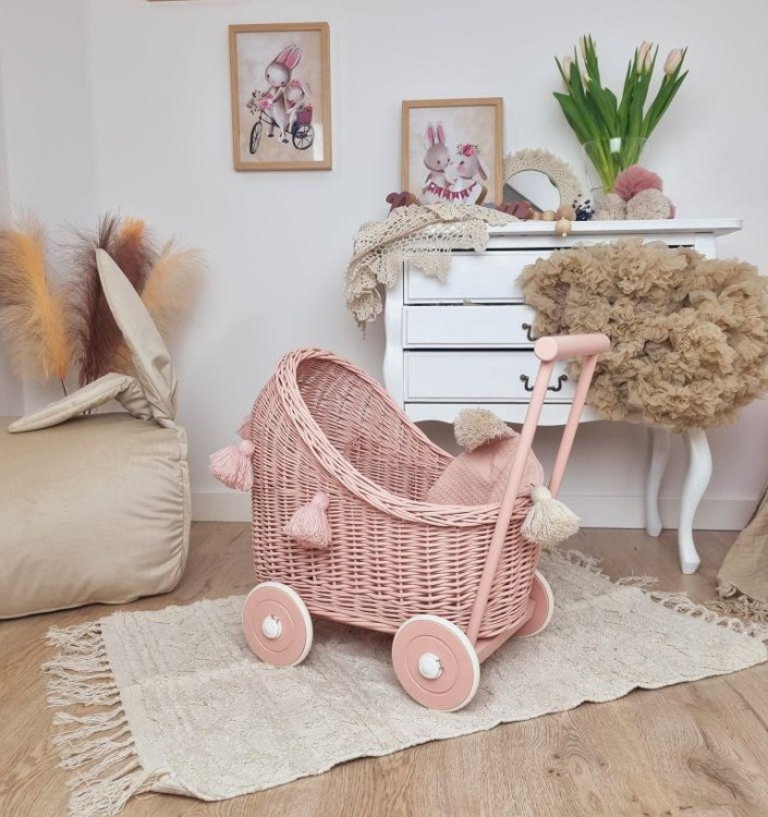 Wózek dla lalek pchacz brudny róż_róż_chwosty_pościel 3 mały.jpg