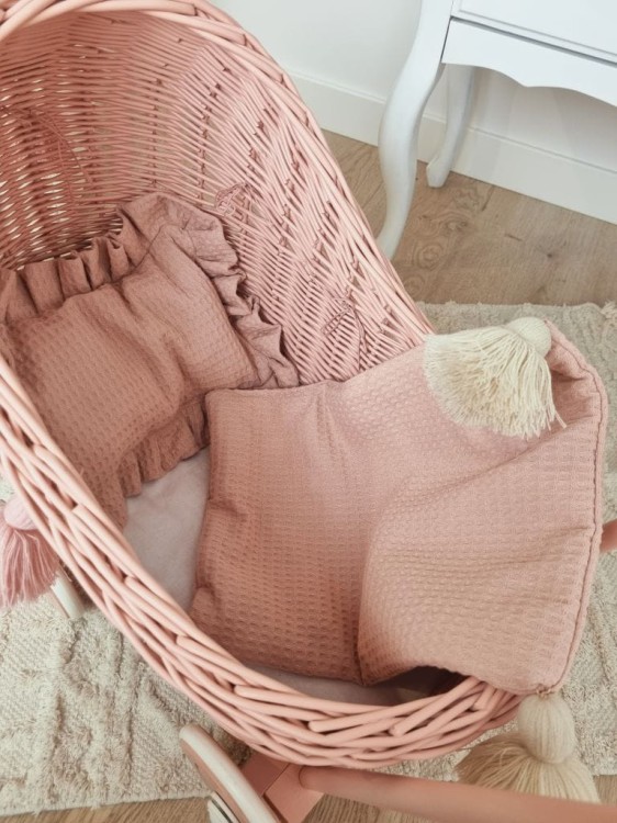 Wózek dla lalek pchacz brudny róż_róż_chwosty_pościel 6 mały.jpg