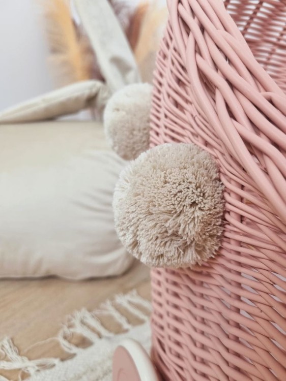 Wózek dla lalek pchacz brudny róż_róż_pompony 5 mały.jpg