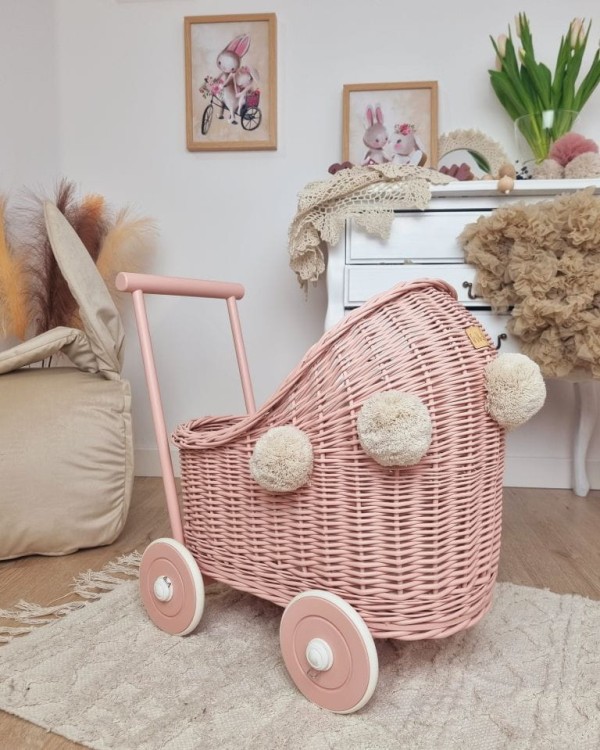Wózek dla lalek pchacz brudny róż_róż_pompony 3 mały.jpg