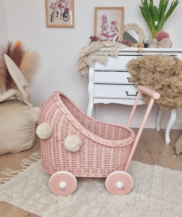 Wózek dla lalek pchacz brudny róż_róż_pompony małyh.jpg