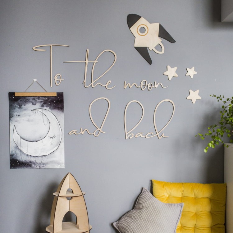 Drewniany napis To The Moon And Back na ścianę