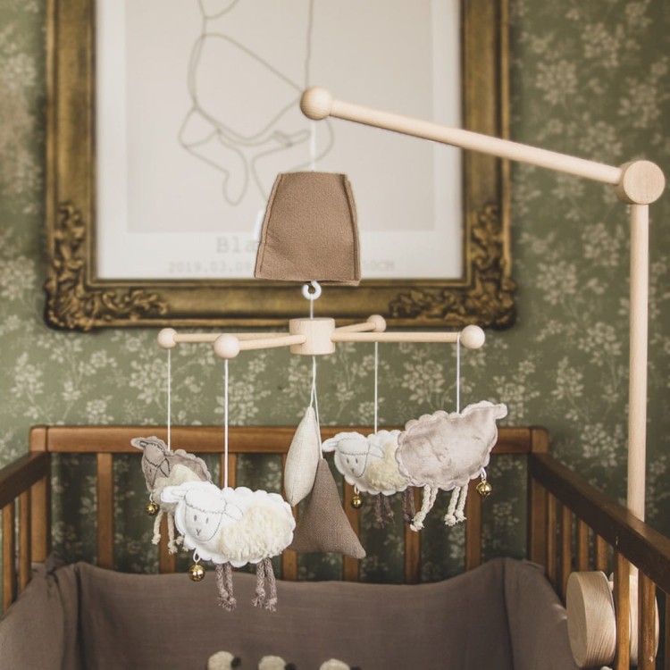 Drewniana karuzela Owieczki z obrotową pozytywką do łóżeczka niemowlęcego