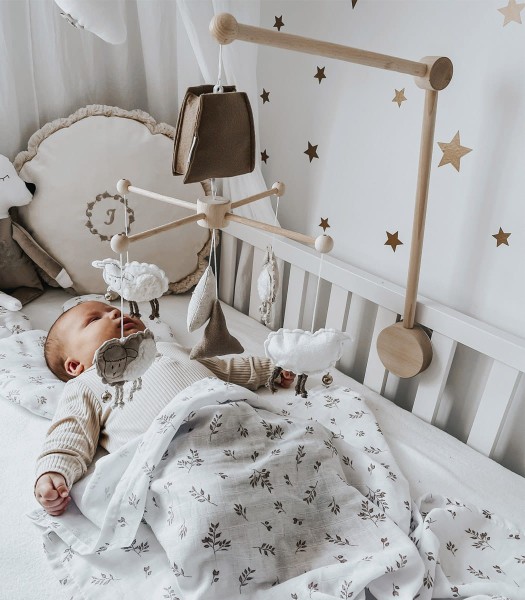 Drewniana karuzela Owieczki z obrotową pozytywką do łóżeczka niemowlęcego