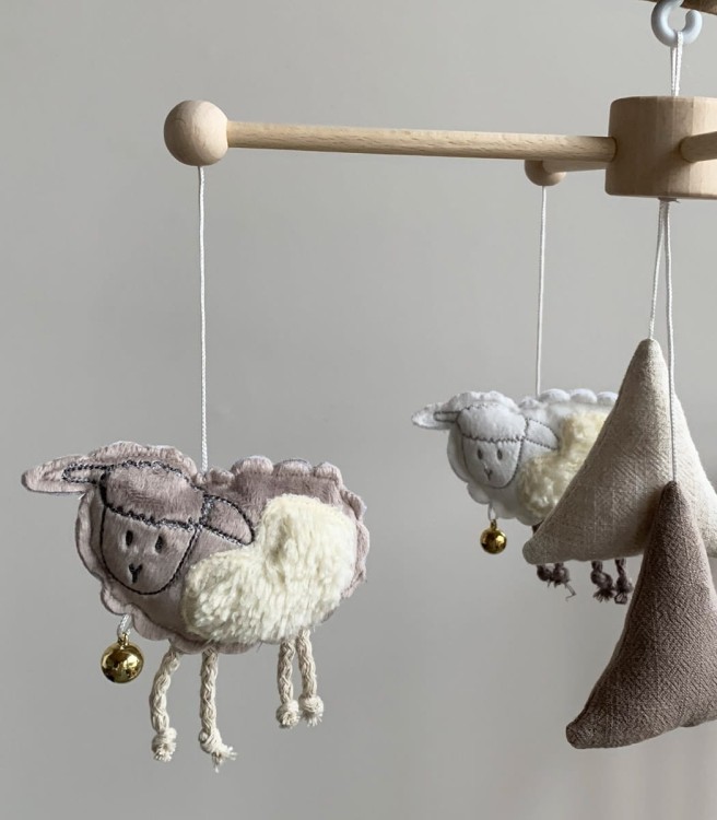 Drewniana karuzela Owieczki z obrotową pozytywką do łóżeczka niemowlęcego