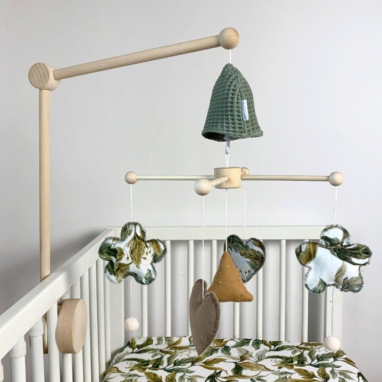 Drewniana karuzela Amazonia z obrotową pozytywką i filcowymi liśćmi