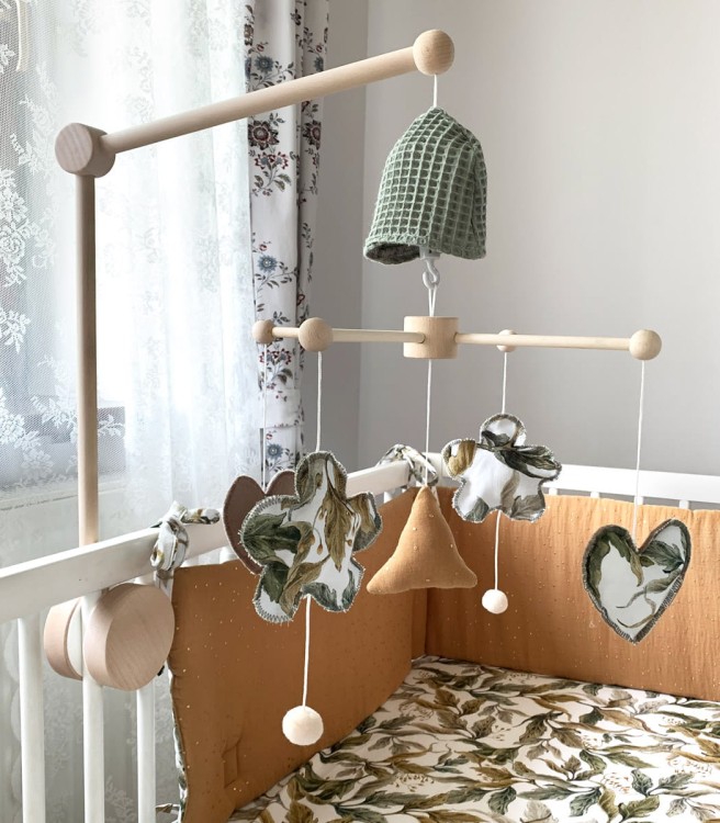 Drewniana karuzela Amazonia z obrotową pozytywką i filcowymi liśćmi