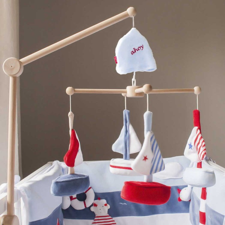 Drewniana karuzela Pepe z obrotową pozytywką i filcowymi żaglówkami