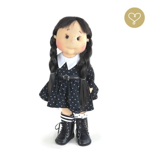 Ręcznie robiona lalka Midnight w czarno-białym ubraniu