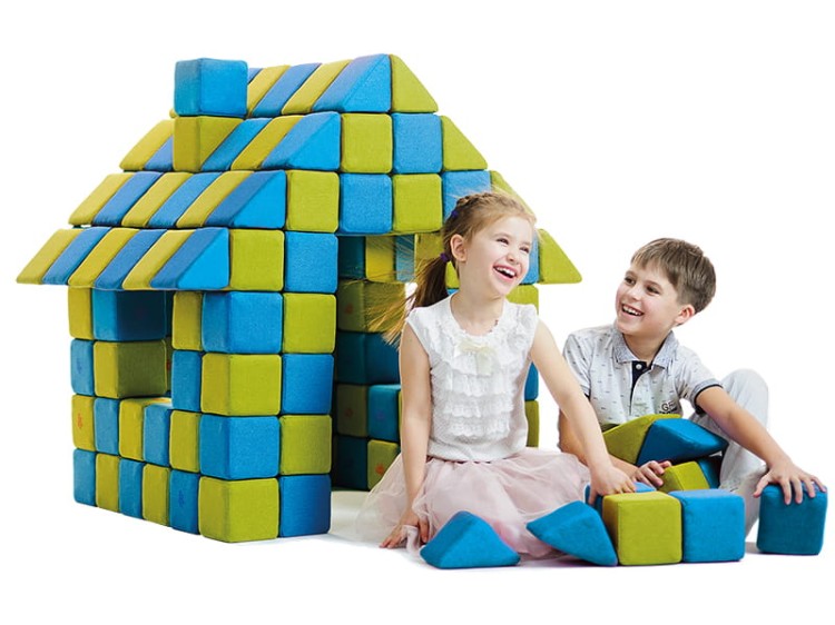 Kolorowe klocki piankowo-magnetyczne JollyHeap w użyciu