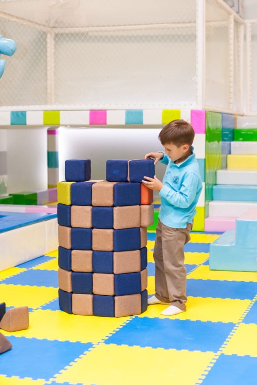 Piankowe klocki magnetyczne w sali przedszkolnej