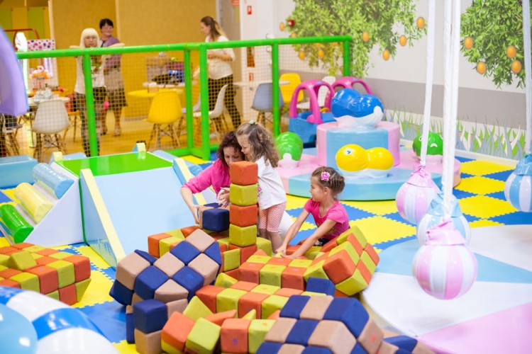 Klocki magnetyczne w sali zabaw lub świetlicy