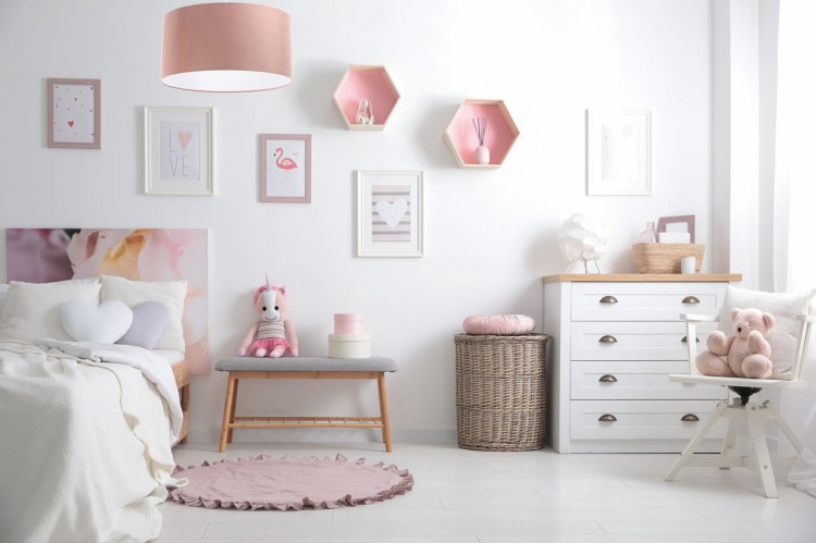 Lampa wisząca z abażurem velvet w kolorze pudrowego różu do pokoju dziecka