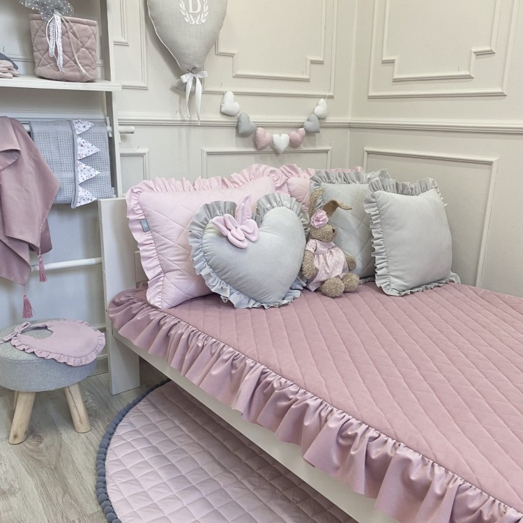 Aksamitna pikowana narzuta z falbanką Velvet Delikatny Róż - różne wymiary