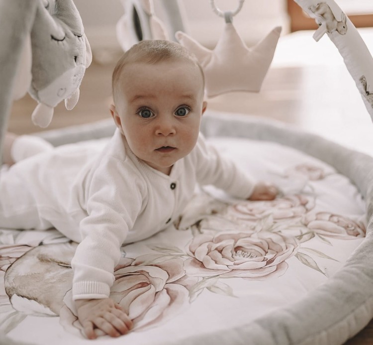 Kolorowa mata edukacyjna Peony Dreamland od BabySteps® dla niemowląt. Zestaw zabawek sensorycznych wspiera rozwój wzroku, słuchu i motoryki dziecka. Polska produkcja, Oeko-Tex.