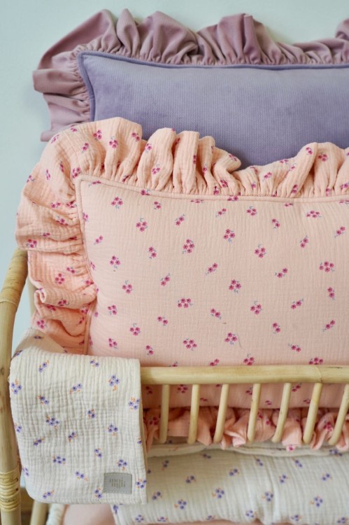 poduszka_z_falbanka_dla_dziewczynki_muslinowa_w_kwiatki_do_pokoju_nastolatki_2.jpg