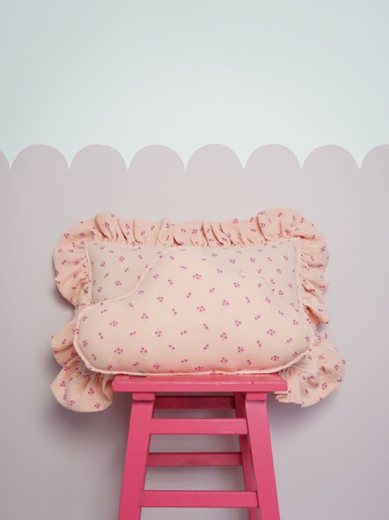 poduszka_z_falbanka_dla_dziewczynki_muslinowa_w_kwiatki_do_pokoju_nastolatki_10.jpg
