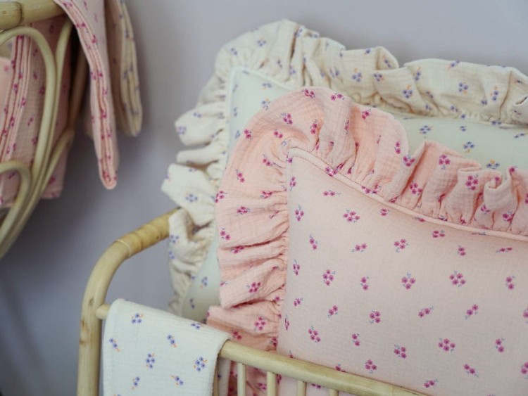 poduszka_z_falbanka_dla_dziewczynki_muslinowa_w_kwiatki_do_pokoju_nastolatki_1_900x.jpg