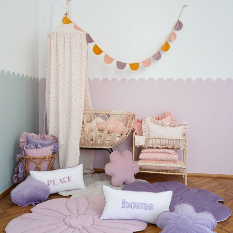 Baldachim_dla_dziewczynki_nad_lo.jpg
