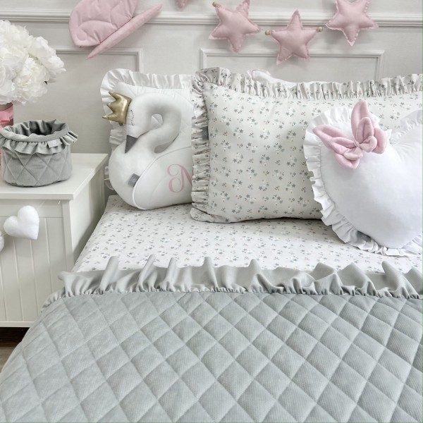 Szara narzuta velvet pikowana z dekoracyjną falbanką