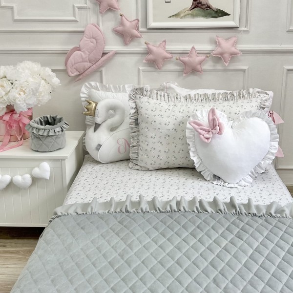 Szara narzuta velvet pikowana z dekoracyjną falbanką