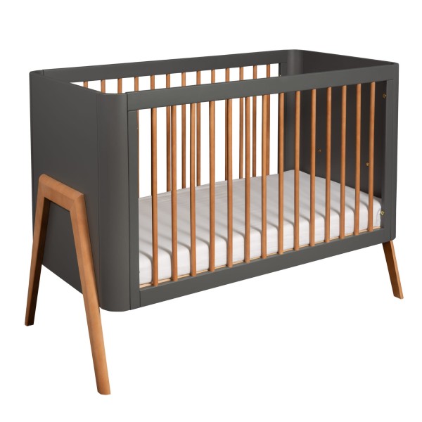 Łóżeczko dziecięce Troll Nursery Torsten 120x60 cm w kolorze Seal Grey i Teak z drewnianymi szczebelkami oraz charakterystycznymi skośnymi nogami.
