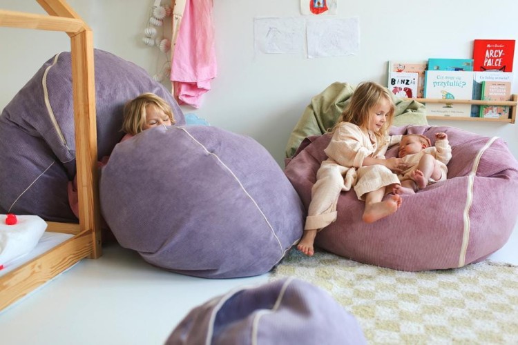 Detal sztruksowego pokrowca pufy Cozy Pink L