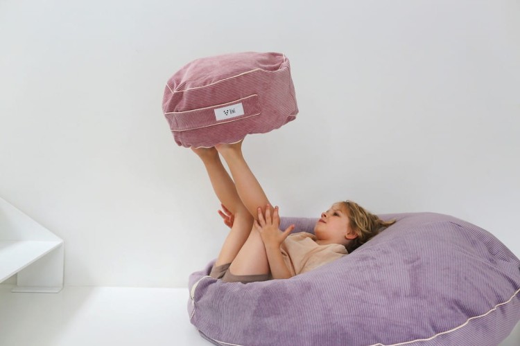 Miękka pufa worek Cozy Green L w aranżacji pokoju dziecięcego