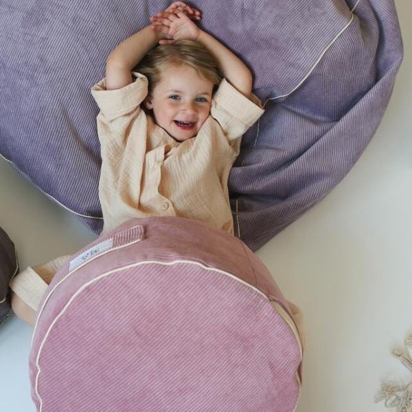 Miękka pufa worek Cozy Purple L w aranżacji pokoju dziecięcego
